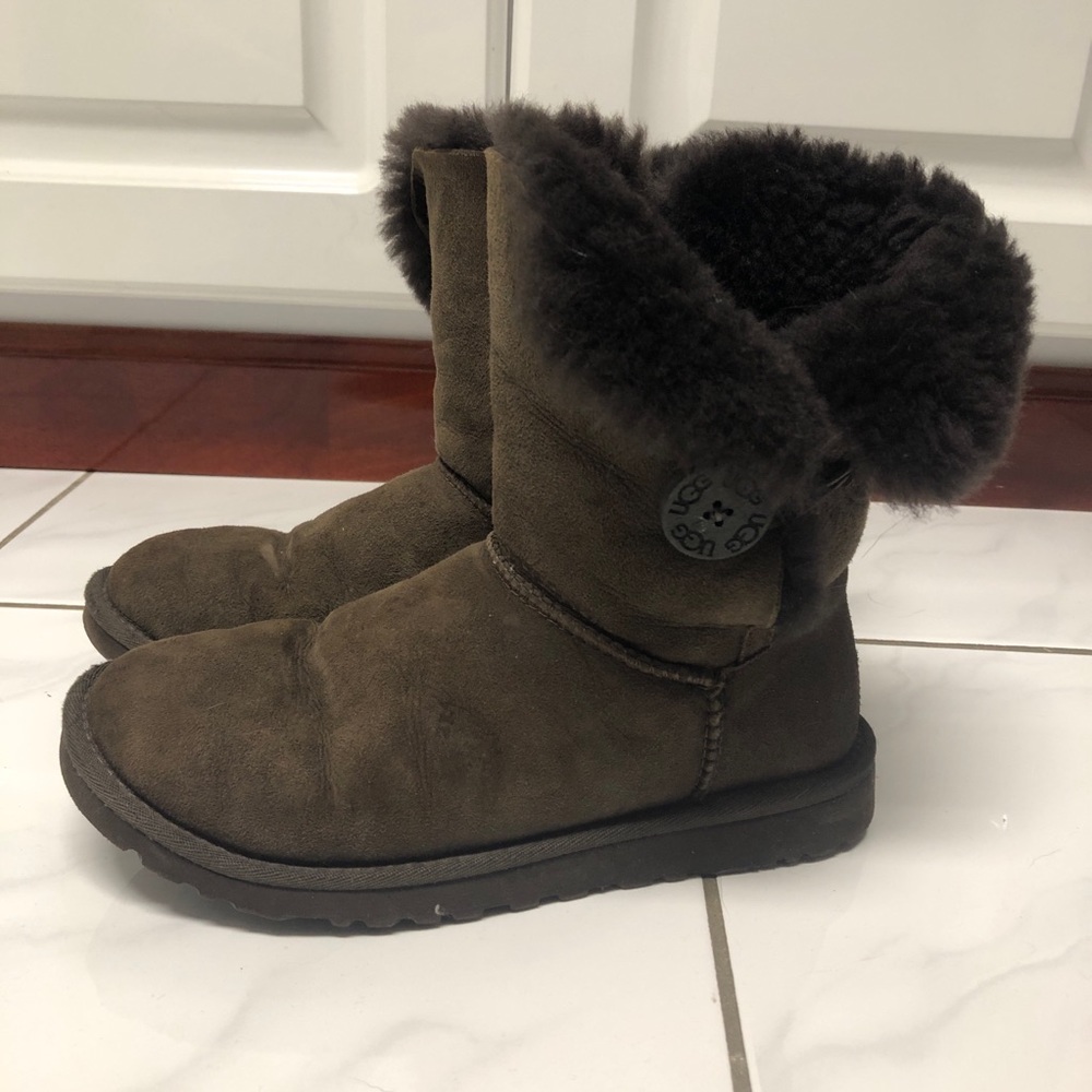 Ugg Bailey Button Size 6 - image 1